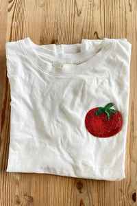 Débardeur en coton côtelé blanc de luxe pour femme avec broderie perlée à la main et patch homard rouge – Conception personnalisable disponible - Product Image 5