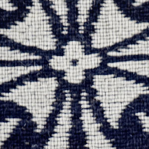 Tapis moderne en laine noir et ivoire à motif floral quadrifoliaire, antidérapant et écologique, pour salon, chambre et intérieurs d'hôtel - Product Image 4