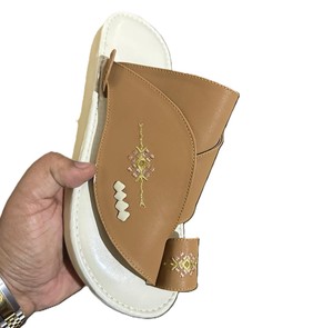 Elegantes Pantuflas de Cuero Sintético Árabe de Primera Calidad para Hombre, Cómodas, Antideslizantes, con Suela de PU Suave, Perfectamente Diseñadas, Hechas en Arabia Saudita - Product Image 3
