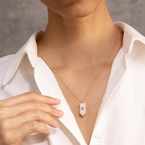 Pendentif artisanal plaqué or avec pierre de lune et péridot, cadeau de fiançailles en pierre naturelle pour mère, mariée, épouse - Product Image 3