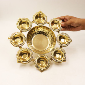 Lampe à huile décorative en laiton Ashta Deep Uruli Multi Diya Bowl pour la maison, le temple, la décoration festive et les cadeaux - Product Image 4