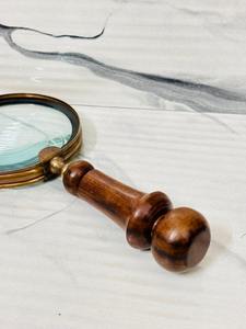 Loupe grossissante de 4 pouces avec finition antique et poignée ronde en bois - Product Image 3