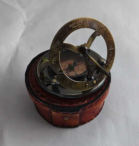เข็มทิศนาฬิกาแดดทองเหลืองพร้อมกล่องหนัง เครื่องมือเดินเรือโบราณ สลักตัวเลขโรมัน - Product Image 3