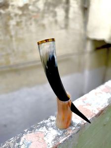 Corne à boire viking artisanale authentique en corne de bœuf avec bordure en laiton poli - Ensemble cadeau de tasse à bière ou à miad médiévale nordique - Product Image 3