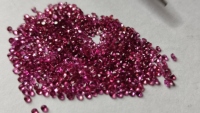 Vente en gros usine : Lot de pierres de grenat rhodolite naturel violet non chauffé, qualité AAA, taille brillant ronde 1,5 mm, 100% pur et propre