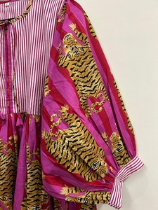 เดรสคอวีลึก ลายเสือ ผ้าฝ้าย ความยาวปานกลาง มีกระเป๋า - Product Image 3