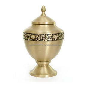 Urnas de cremación de latón de alta calidad y forma única con grabado de urnas funerarias de metal con acabado negro y dorado - Product Image 1