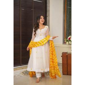 Costume Anarkali taille XS avec broderie comprenant le bas et Dupatta - Product Image 4