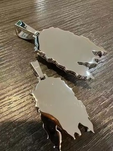 Pendentif unisexe élégant plaqué or avec décoration inspirée d'un visage de diamant pour les événements de mode et les tenues décontractées - Product Image 3