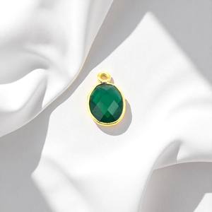 Pendentif ovale en émeraude facettée miniature en gros |   Breloques en pierre verte serties de clos |   Composants de bijoux DIY en argent 925 - Product Image 1