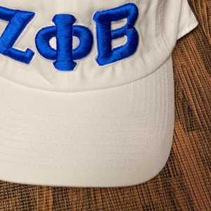 หมวกเบสบอลปักลาย Zeta Phi Beta White Hat ZPB ปรับสายได้ สไตล์ลำลองสำหรับผู้หญิง - Product Image 4