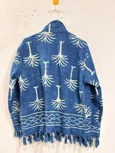 Chaqueta de Mujer en Algodón Azul Índigo con Estampado de Palmeras, Cuello Camisero y Dobladillo con Flecos - Product Image 4