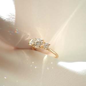 Bague trilogie en diamant de laboratoire rond 1,6 ct - Product Image 3