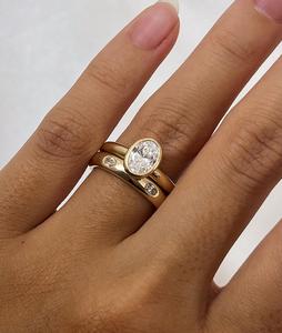 Anillos de Boda Solitarios con Diamantes Ovalados Cultivados en Laboratorio, Conjunto Gypsy Flush de 3.5mm, Minimalistas, Elegantes y Delicados, Anillos Nupciales de Oro 14k y 18k, Venta al por Mayor - Product Image 5