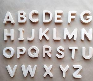Lettres de l'alphabet en bois écologiques faites à la main, forme carrée, thème moderne et ange, décoration durable pour la maison - Product Image 1