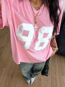 Camiseta de Fútbol Rosa Oversize para Mujer con Malla, Apliques de Satén y Número, Estilo Urbano, Transpirable, Casual, Top de Moda Urbana - Product Image 3