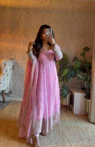 Nuevo Vestido Largo Anarkali para Festivales, con Dupatta, Tela Georgette, Borde Amarillo, Manga Regular - Product Image 2