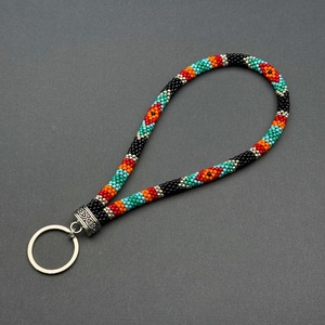 Cadena de muñeca geométrica con cuentas hecha a mano con conector plateado y llavero – Accesorio artesanal colorido para llaves y uso diario - Product Image 4