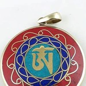 Colgante Tibetano Auspicioso con Incrustaciones de Plata y Turquesa en Forma de Corazón - Product Image 1