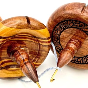 Herramienta de hilaración artesanal de madera de palisandro con husillo de gota y espiral floral, acabado satinado, para transformar fieltro en hilo - Product Image 4