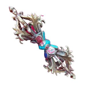 Juego de Dorje Budista Hecho a Mano en Metal con Técnica de Fundición, Forma Rectangular, Patrón de Lazos, 6 Pulgadas - Product Image 3