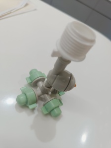Buse de brumisation à 4 voies, micro-asperseur en plastique, brumisateur réglable, connecteur d'arrosage pour l'irrigation des serres et des jardins - Product Image 3