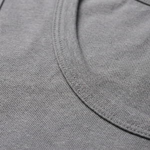 เสื้อกล้ามผู้ชายสีเทา คอกลม สีพื้น ผ้าถัก ระบายอากาศได้ดี ตกแต่งด้วยรู - Product Image 6