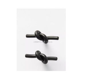 Crochets muraux artisanaux en métal avec des caractéristiques durables et décoratives pour les salles de bain ou les vestiaires. - Product Image 2