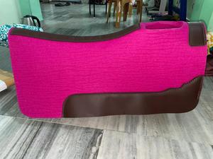 Tapis de selle rose en cuir de vachette style western avec rembourrage en polaire confortable pour l'équitation - Product Image 2