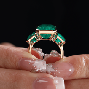 Anillo de oro amarillo de 14 quilates con esmeralda cultivada en laboratorio de 14x10 mm, diseño atemporal con engaste de bisel de lujo, anillo de boda o de cóctel con tres piedras de corte esmeralda. - Product Image 3