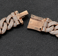 Anillo de compromiso de oro rosa y plata con moissanita de alto brillo, certificado IGI, pieza de diseño premium con artesanía de primera.