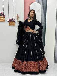 Vestido Tradicional Negro Lehenga Choli con Borde Bordado Rojo y Adornos de Espejo para Mujer, Ideal para Bodas y Fiestas, Estilo Indio-Pakistaní - Product Image 6