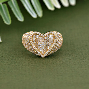 Anillo de Moissanita Baguette con Engaste de Racimo en Plata de Ley 925 Bañada en Rodio, Regalo para Él en Aniversario de Boda o Compromiso - Product Image 1