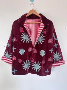 Chaqueta de terciopelo granate para mujer, bordada con motivos florales bohemios, cuello alto, hecha a mano, artesanal, para otoño. - Product Image 2