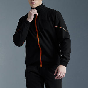 Ensemble de survêtement décontracté pour homme : veste coupe-vent imperméable et réfléchissante en polyester et nylon avec fermeture éclair et short de sport - Product Image 4