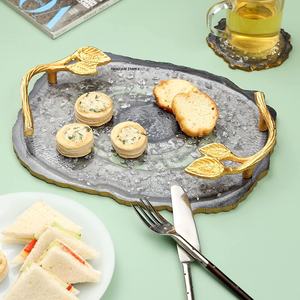 Elegante bandeja multiusos de resina gris en forma de rectángulo con plato de servicio decorativo con mango dorado para cocina, mesa de centro - Product Image 3