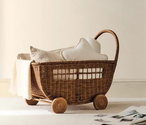 Panier de style poussette en rotin naturel tressé à la main avec roulettes pour bébé, rangement décoratif, rangement pour chambre d'enfant - Product Image 4