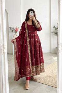 Conjunto de Vestido Anarkali, Pantalón y Dupatta de Diseño Moderno, en Seda Fendy con Bordado y Lentejuelas, Disponible en Grandes Cantidades - Product Image 2