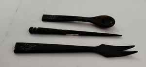 Juego de Cubiertos de 3 Piezas Hechos a Mano, Ecológicos, de Cuerno Natural Oscuro, Mate/Semi-Pulido, Cuchara, Tenedor y Pinza, Vajilla Grabada - Product Image 3