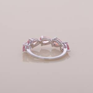 Bague en or blanc, rose et jaune 18 carats avec diamant rose en forme de poire, trois pierres, plaqué rhodium, certifiée IGI, sertie à griffes - Product Image 4