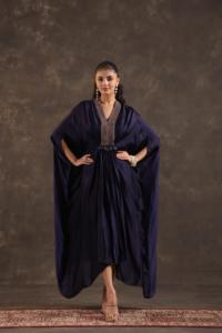 Vestido Kaftan con Capas en Color Violeta Intenso - Product Image 3