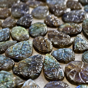 Lot de cabochons sculptés en labradorite naturelle, formes variées, pour la fabrication de bijoux - 21x19x3mm 39x22x3mm Moyenne 23 carats - Product Image 6