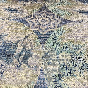 Tapis circulaire moderne oriental à motifs médaillon, bleu indigo et vert jade, tapis en mosaïque vieilli avec franges - Product Image 4
