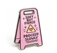 Spilla Moderna Minimalista Creativa in Smalto Morbido Rosa con Citazione in Inglese, a Forma di Cuore, in Lega di Zinco, Distintivo per Abbigliamento con Scritta di Avvertimento