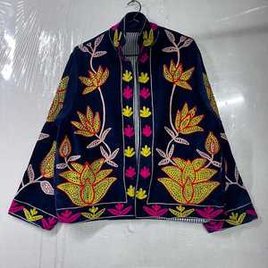 เสื้อแจ็คเก็ตกำมะหยี่ปักลายสวยงามสะดุดตา งานฝีมือประณีต ดีไซน์ลายดอกไม้หลากสีสันและศิลปะพื้นบ้าน โดดเด่นเป็นเอกลักษณ์ แฟชั่นที่สะท้อนความเป็นตัวคุณ - Product Image 2