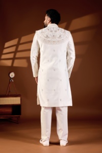 Sherwani Off White Vergo en Soie et Dentelle Impériale, avec Bordure Dori Ivoire, Coupe Asymétrique Superposée, pour Mariage - Product Image 4
