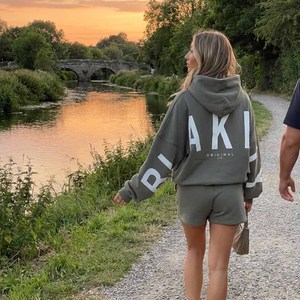 Ensemble survêtement molletonné décontracté deux pièces pour femme, gris, coupe ample, avec sweat à capuche et short imprimé lettres, idéal toutes saisons - Product Image 5