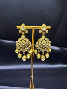 Boucles d'oreilles pendantes de luxe faites à la main en argent sterling 925 et moissanite, finition or antique, pour mariée, vente en gros - Product Image 3