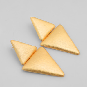 Boucles d'oreilles géométriques triangulaires plaquées or mat, bijoux minimalistes à la mode pour femmes - Bijoux plaqués or mat - Cadeau pour elle - Product Image 6