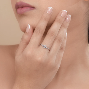 Anillo de Compromiso Premium con Tres Diamantes Cultivados en Laboratorio, Diamante Central Ovalado y Piedras Laterales de Corte Princesa en Oro - Product Image 2